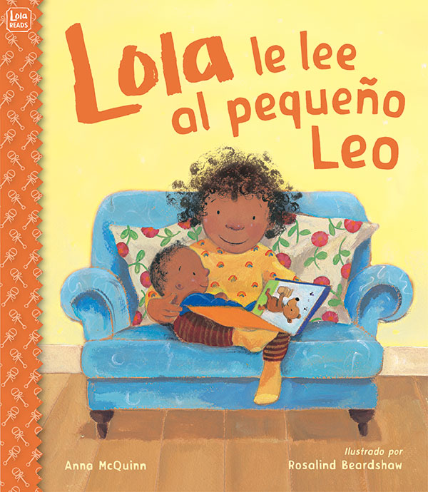 Lola le lee al pequeño Leo